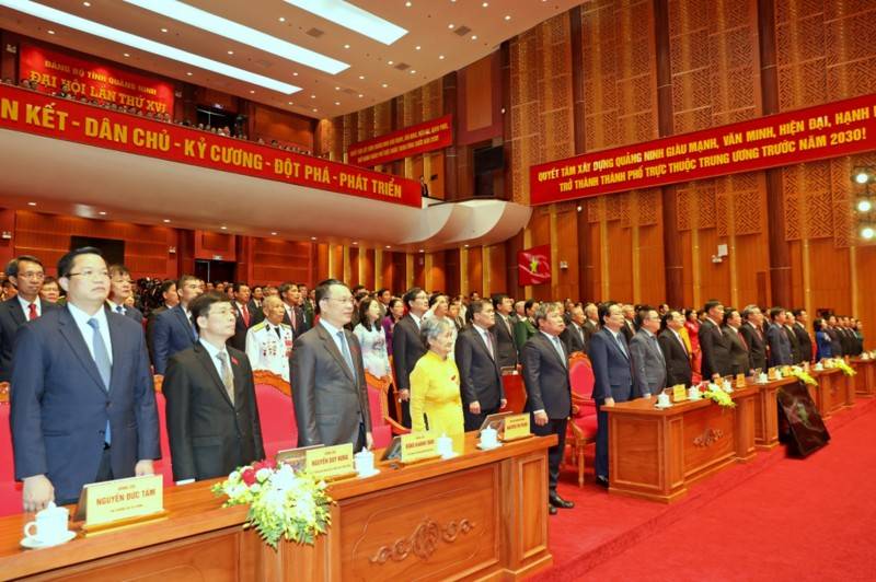 Các đại biểu thực hiện nghi thức chào cờ.