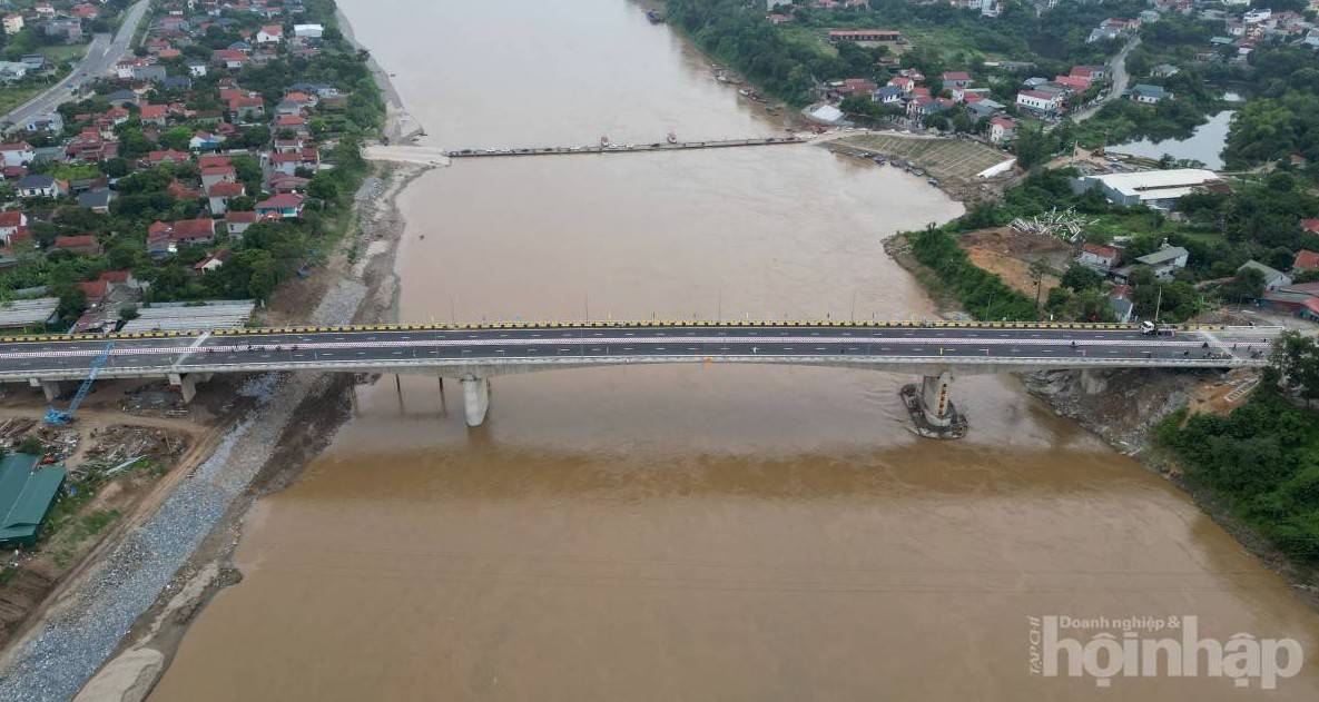 Cầu Phong Châu mới trước ngày thông xe: Khoảnh khắc cuối trên công trường
