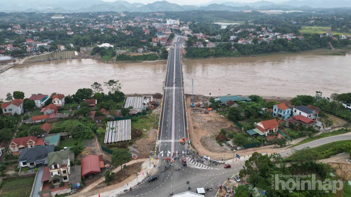 Cầu Phong Châu mới trước ngày thông xe: Khoảnh khắc cuối trên công trường