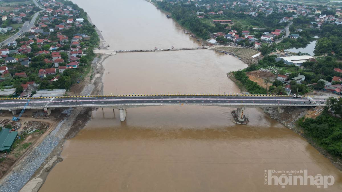 Cầu Phong Châu mới trước ngày thông xe: Khoảnh khắc cuối trên công trường
