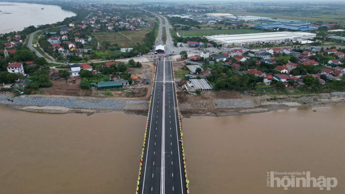 Cầu Phong Châu mới trước ngày thông xe: Khoảnh khắc cuối trên công trường
