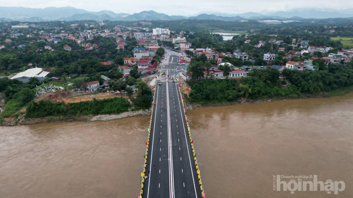 Cầu Phong Châu mới trước ngày thông xe: Khoảnh khắc cuối trên công trường