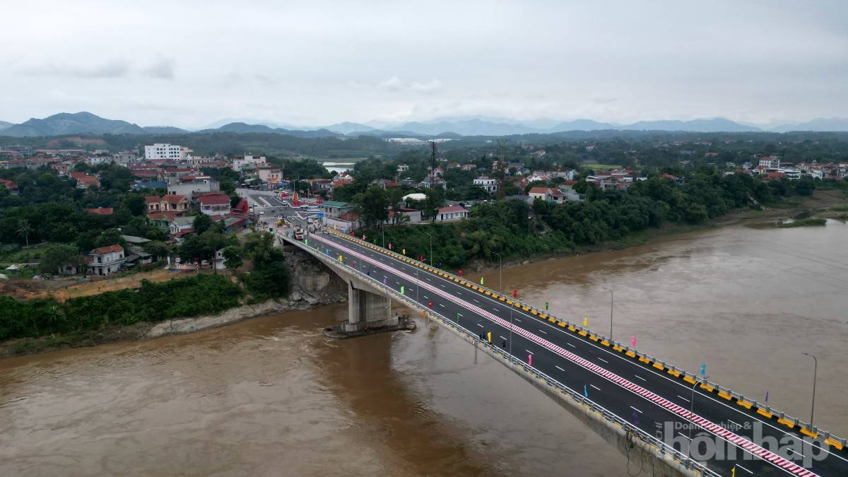 Cầu Phong Châu mới trước ngày thông xe: Khoảnh khắc cuối trên công trường