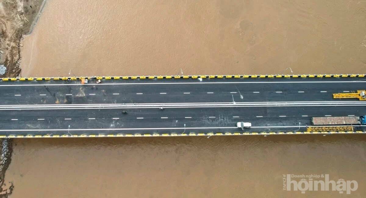 Cầu Phong Châu mới trước ngày thông xe: Khoảnh khắc cuối trên công trường