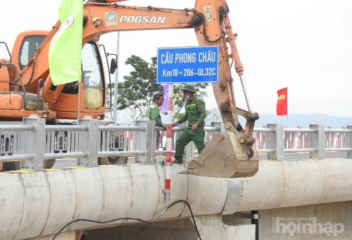 Cầu Phong Châu mới trước ngày thông xe: Khoảnh khắc cuối trên công trường