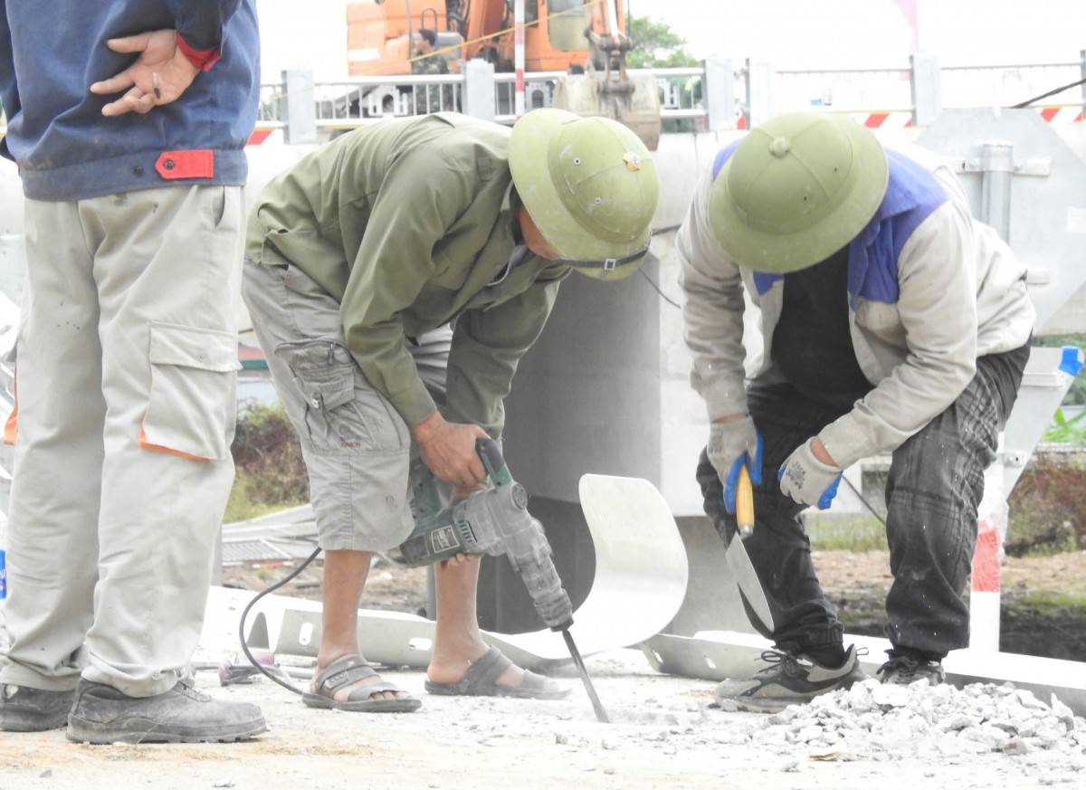 Cầu Phong Châu mới trước ngày thông xe: Khoảnh khắc cuối trên công trường