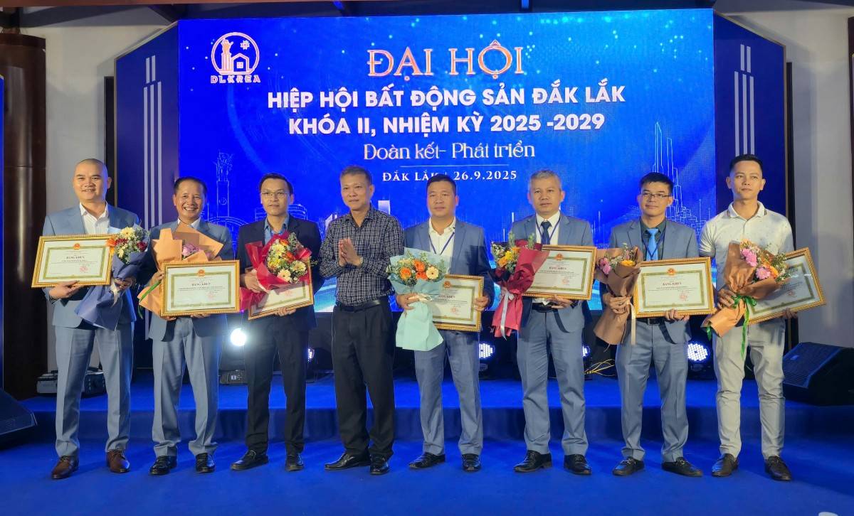Ông Lễ Tấn Đễ - Phó Giám đốc Sở Nội vụ tỉnh Đắk Lắk trao Bằng khen của UBND tỉnh cho các doanh nghiệp thuộc Hiệp hội BĐS tỉnh có thành tích xuất sắc trong nhiệm kỳ 2022 - 2025.