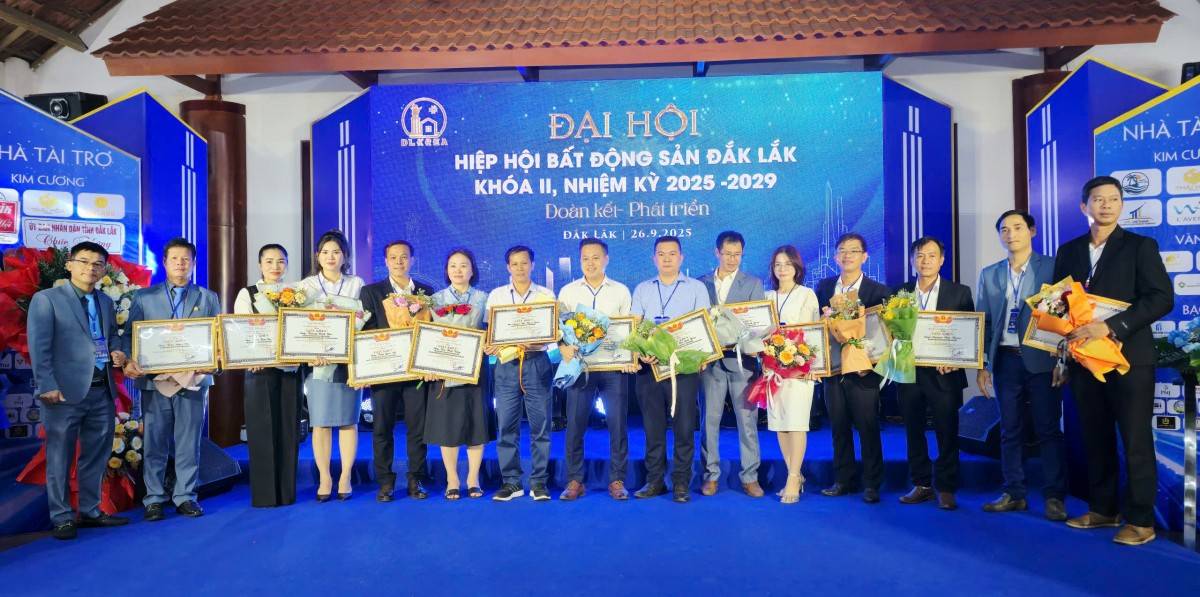   Lãnh đạo Hiệp hội BĐS tỉnh Đắk Lắk khen thưởng các cá nhân có thành tích xuất sắc trong nhiệm kỳ 2022 - 2025.
