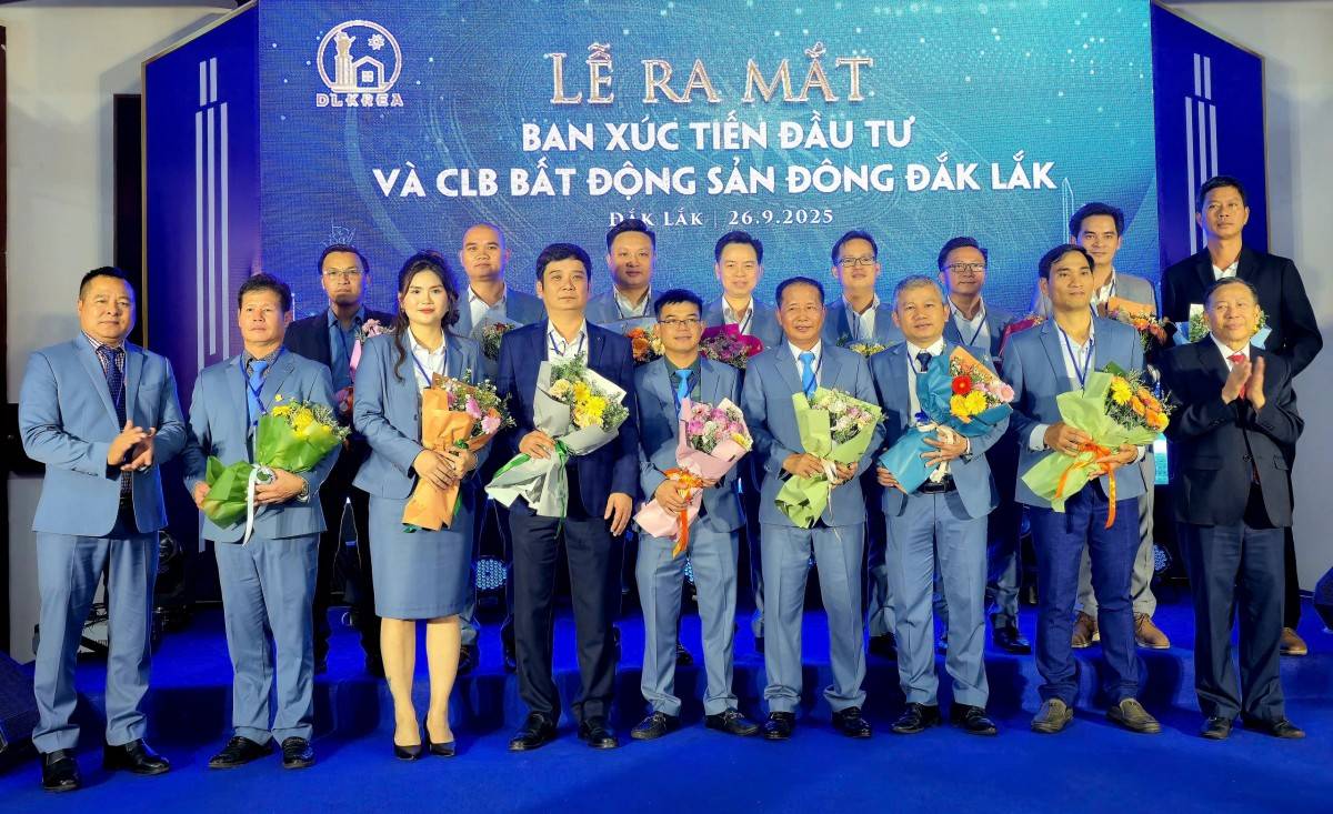 Tiến sỹ Nguyễn Văn Khôi, Chủ tịch Hiệp hội BĐS Việt Nam (áo vét đen bên phải ảnh) và ông Nguyễn Văn Kế, nguyên Chủ tịch Hiệp Hội BĐS tỉnh Đắk Lắk khóa 1 tặng hoa chúc mừng Ban chấp hành khóa mới.