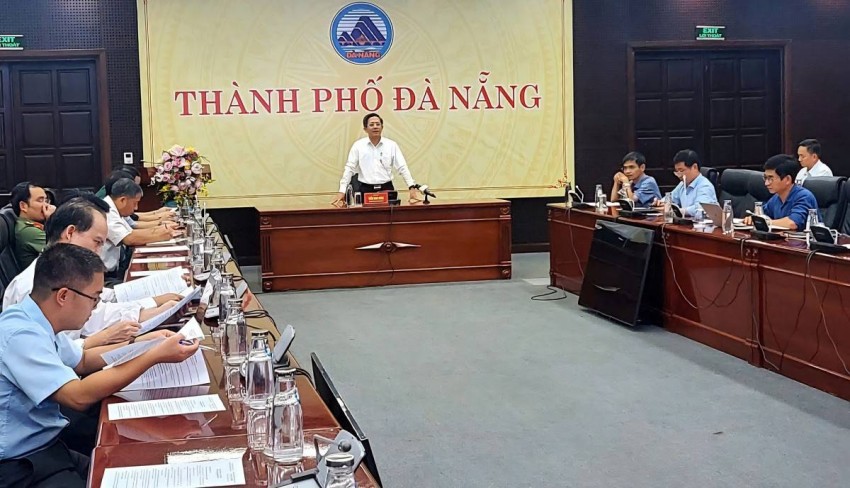 Ông Trần Nam Hưng, Phó chủ tịch UBND TP Đà Nẵng chủ trì cuộc họp khẩn về công tác phòng, chống bão Bualoi.