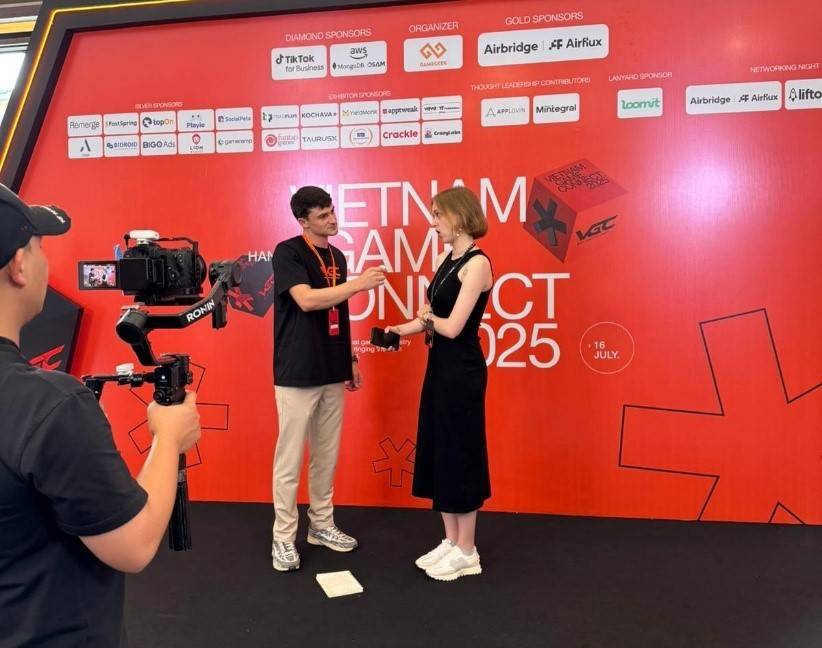 Joshua (Áo đen, đeo thẻ) tác nghiệp tại sự kiện Vietnam Game Connect 2025