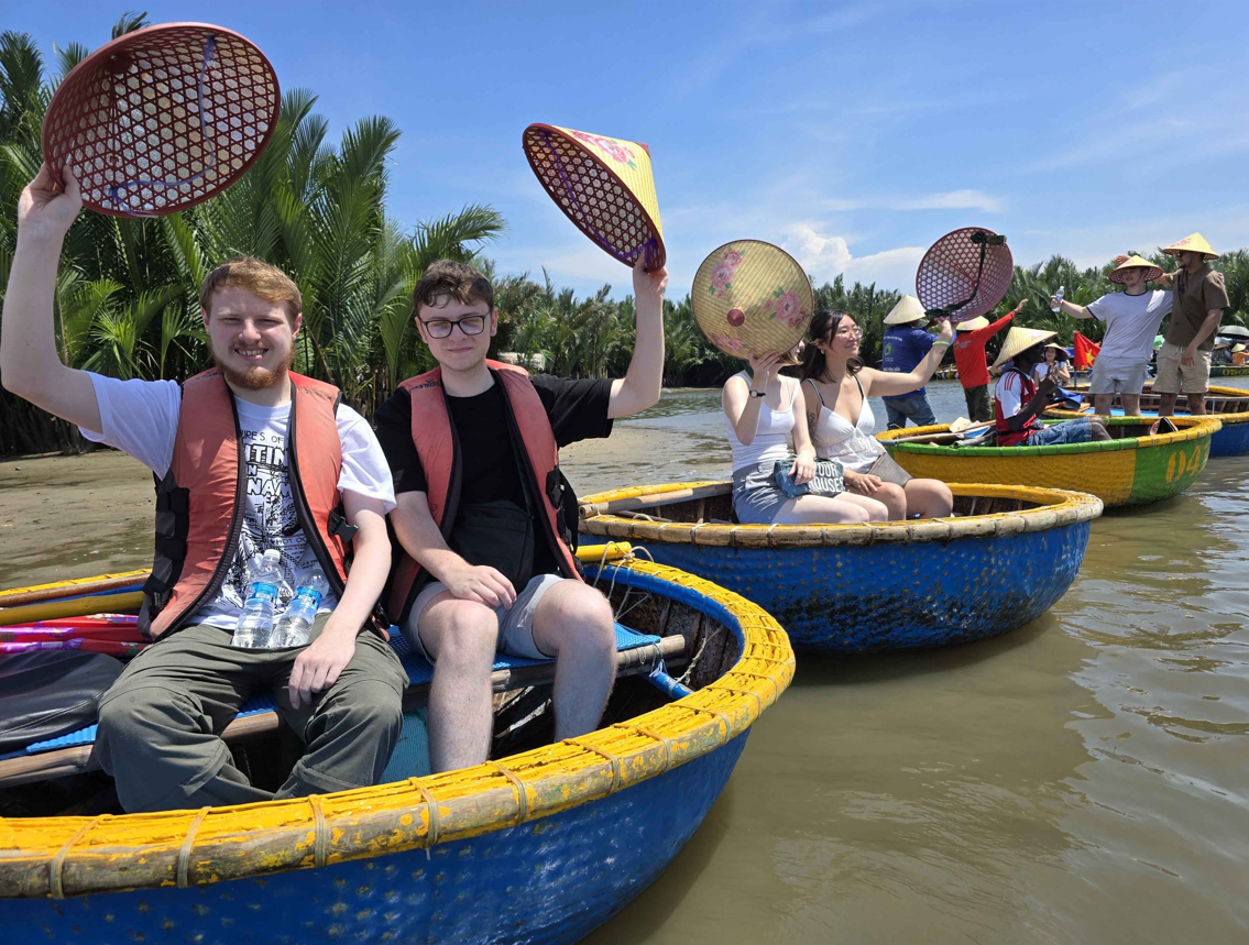 Sinh viên Anh quốc tham gia du lịch