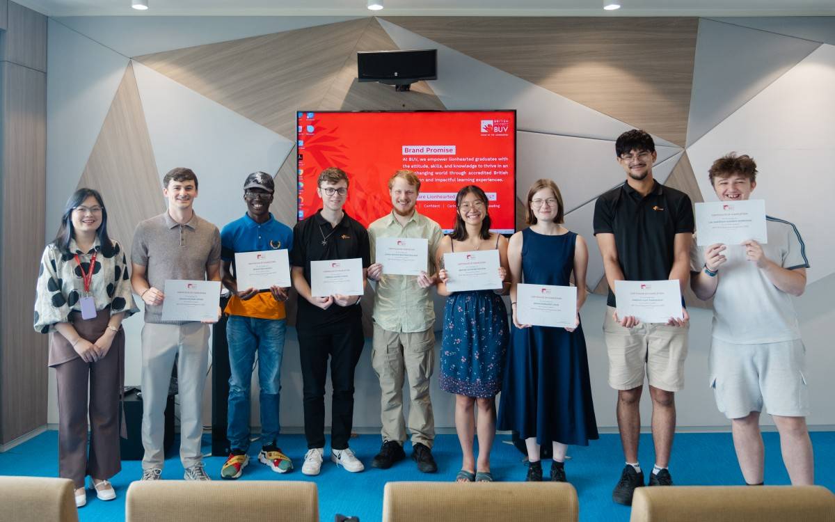 Nhóm sinh viên Anh quốc tham gia chương trình trải nghiêm môi trường làm việc của BUV