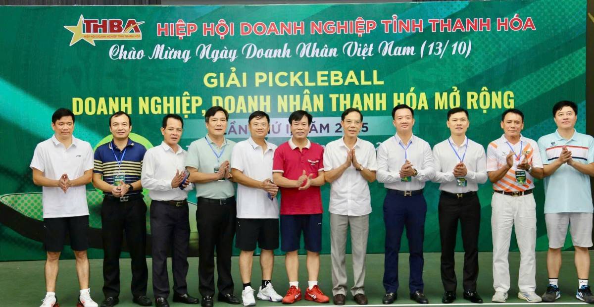 Ban tổ chức và đại biểu chụp ảnh lưu niệm