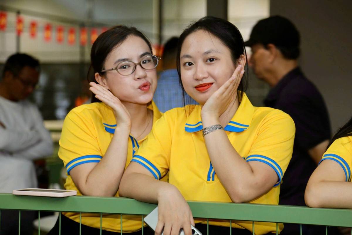 Cổ động viên hào hứng trong trận khai mạc