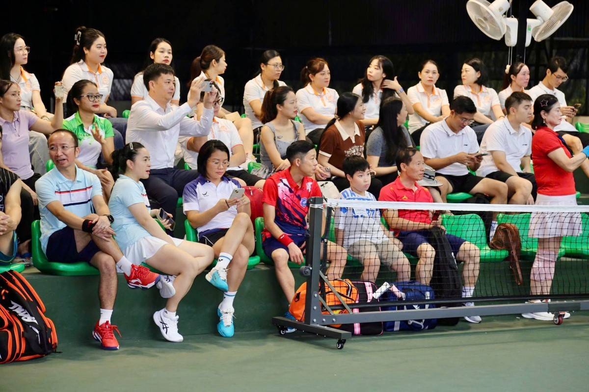 Các vận động viên chuẩn bị ra sân