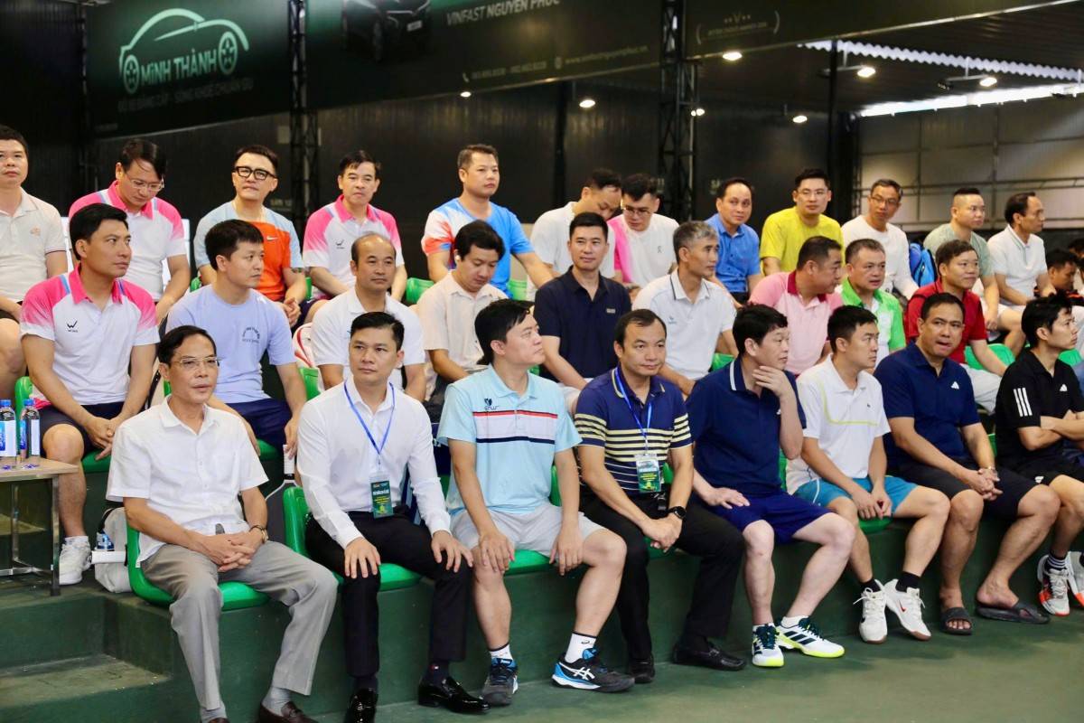 Ông Đầu Thanh Tùng, Phó Chủ tịch UBND tỉnh Thanh Hóa (áo trắng ghế trên cùng bên trái) tham dự lễ Khai mạc