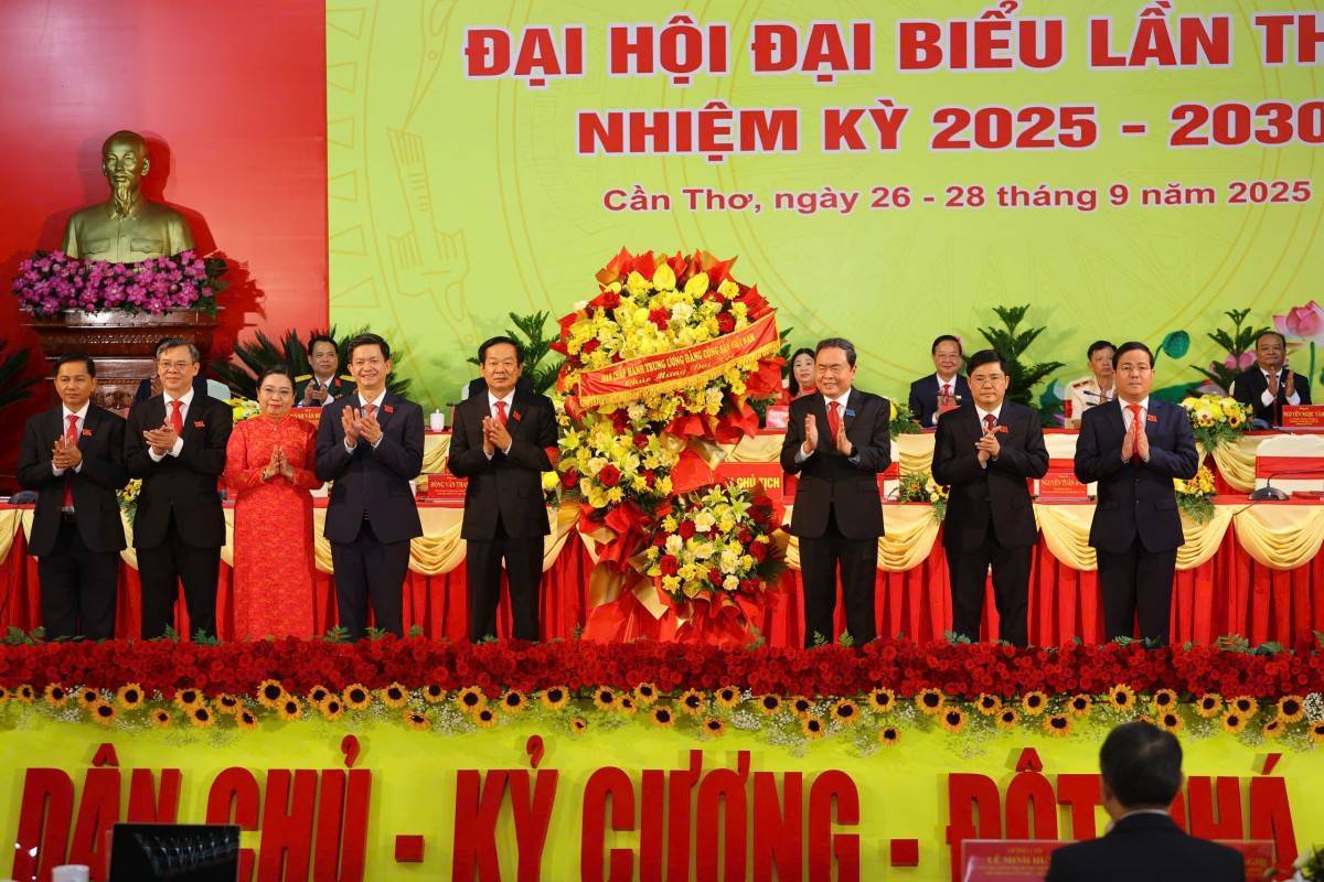 Chủ tịch Quốc hội Trần Thanh Mẫn mong muốn Thành phố Cần Thơ phát triển nhanh khẳng định vị thế của trung tâm vùng Đồng Bằng Sông Cửu Long