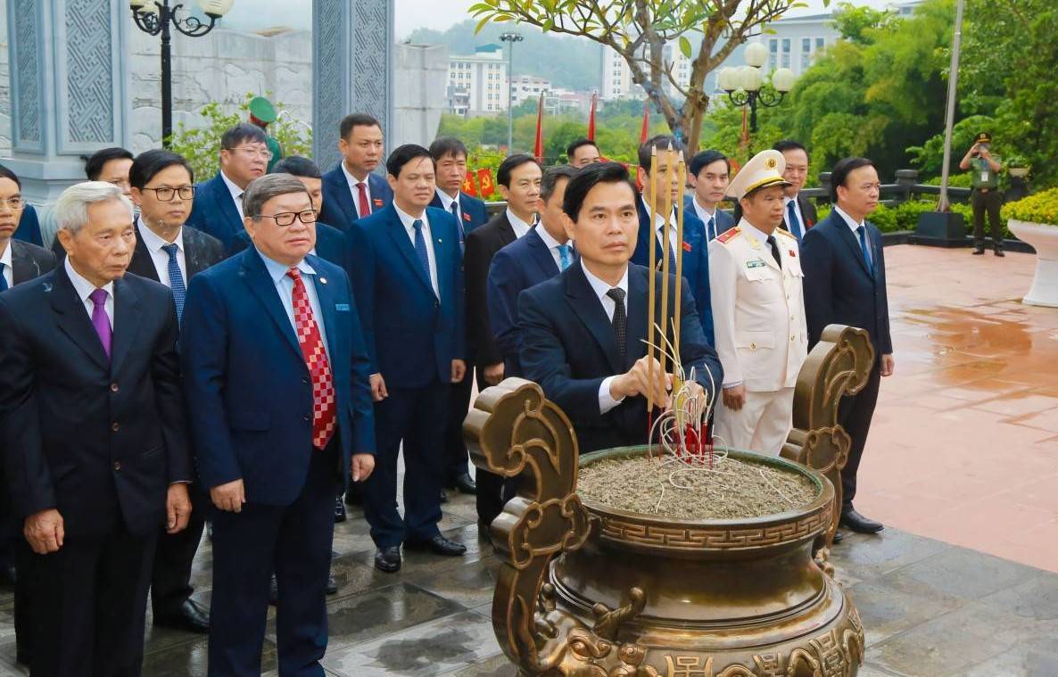 Đoàn đại biểu Sơn La dâng hương tưởng niệm trước thềm Đại hội Đảng bộ tỉnh