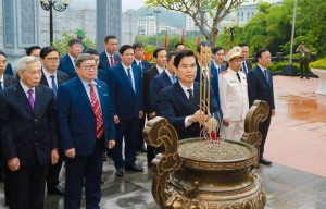 Đoàn đại biểu Sơn La dâng hương tưởng niệm trước thềm Đại hội Đảng bộ tỉnh
