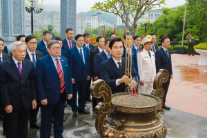 Đoàn đại biểu Sơn La dâng hương tưởng niệm trước thềm Đại hội Đảng bộ tỉnh