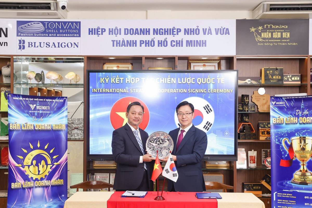 Ông Park Bong Kyu, Chủ tịch Hội nghị Thượng đỉnh CEO Hàn Quốc, Chủ tịch CICON trao tặng biểu trưng hợp tác cho ông Phạm Văn Triêm, Chủ tịch Hiệp hội Doanh nghiệp nhỏ và vừa TP.HCM.