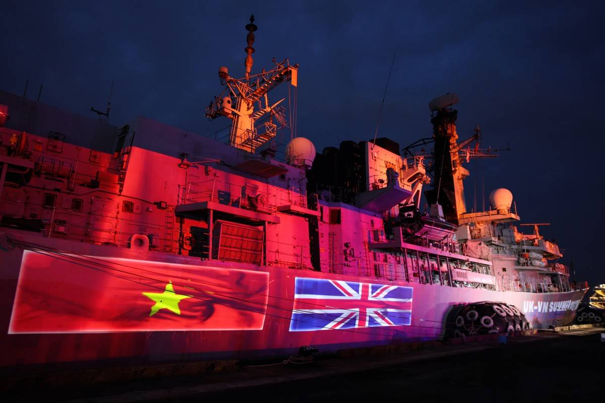 Ảnh 1: Cập cảng Nhà Rồng (TP.HCM) sáng ngày 22/09/2025, tàu hộ vệ đa nhiệm HMS Richmond của Hải quân Hoàng gia Anh, bắt đầu chuyến thăm hữu nghị TP.HCM. Chuyến thăm diễn ra đúng dịp Anh và Việt Nam kỷ niệm 15 năm thiết lập quan hệ Đối tác Chiến lược, nhấn mạnh cam kết ngoại giao và sự củng cố hợp tác an ninh, quốc phòng (Ảnh: Nguyễn Hoàng).