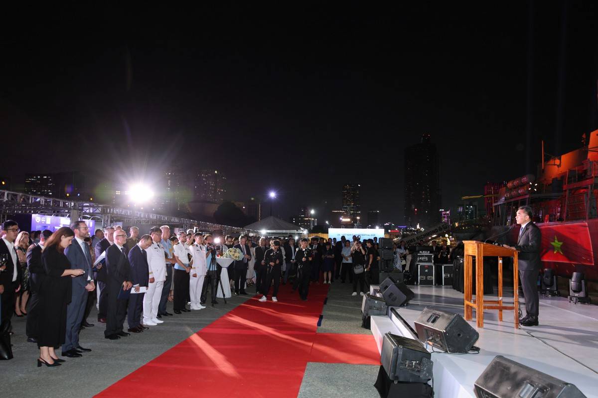 Ảnh 2: Nhân dịp này, Tổng Lãnh sự quán Anh tại TP.HCM đã tổ chức Lễ hội mùa hè Vương quốc Anh - Việt Nam 2025 (UK - Vietnam Summer Festival) để chào đón tàu HMS Richmond cũng như mừng kỷ niệm 15 năm nâng cấp quan hệ Đối tác Chiến lược Vương quốc Anh - Việt Nam. Chương trình có sự tham dự của đại diện các đại sứ quán, các lãnh sự quán tại TP.HCM, lãnh đạo TP.HCM và người đứng đầu các doanh nghiệp Anh tại Việt Nam (Ảnh: Nguyễn Hoàng).