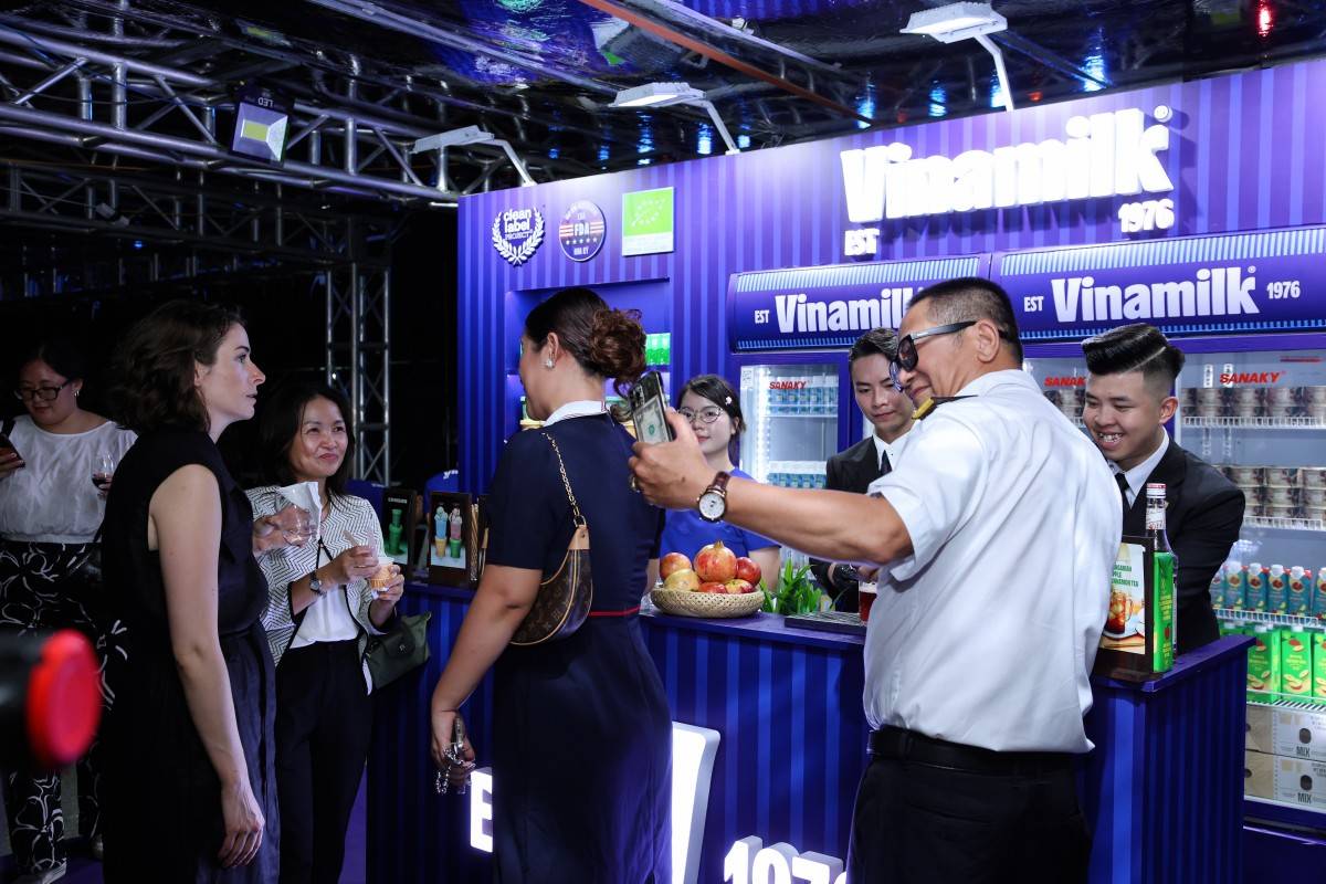  Ảnh 3: Bên cạnh các hoạt động giao lưu văn hóa và trình diễn nghệ thuật, một chi tiết đặc biệt khiến nhiều khách mời quốc tế bất ngờ: sản phẩm Vinamilk – thương hiệu sữa dẫn đầu tại Việt Nam – được phục vụ như món ẩm thực Việt độc đáo tại sự kiện (Ảnh: Nguyễn Hoàng).