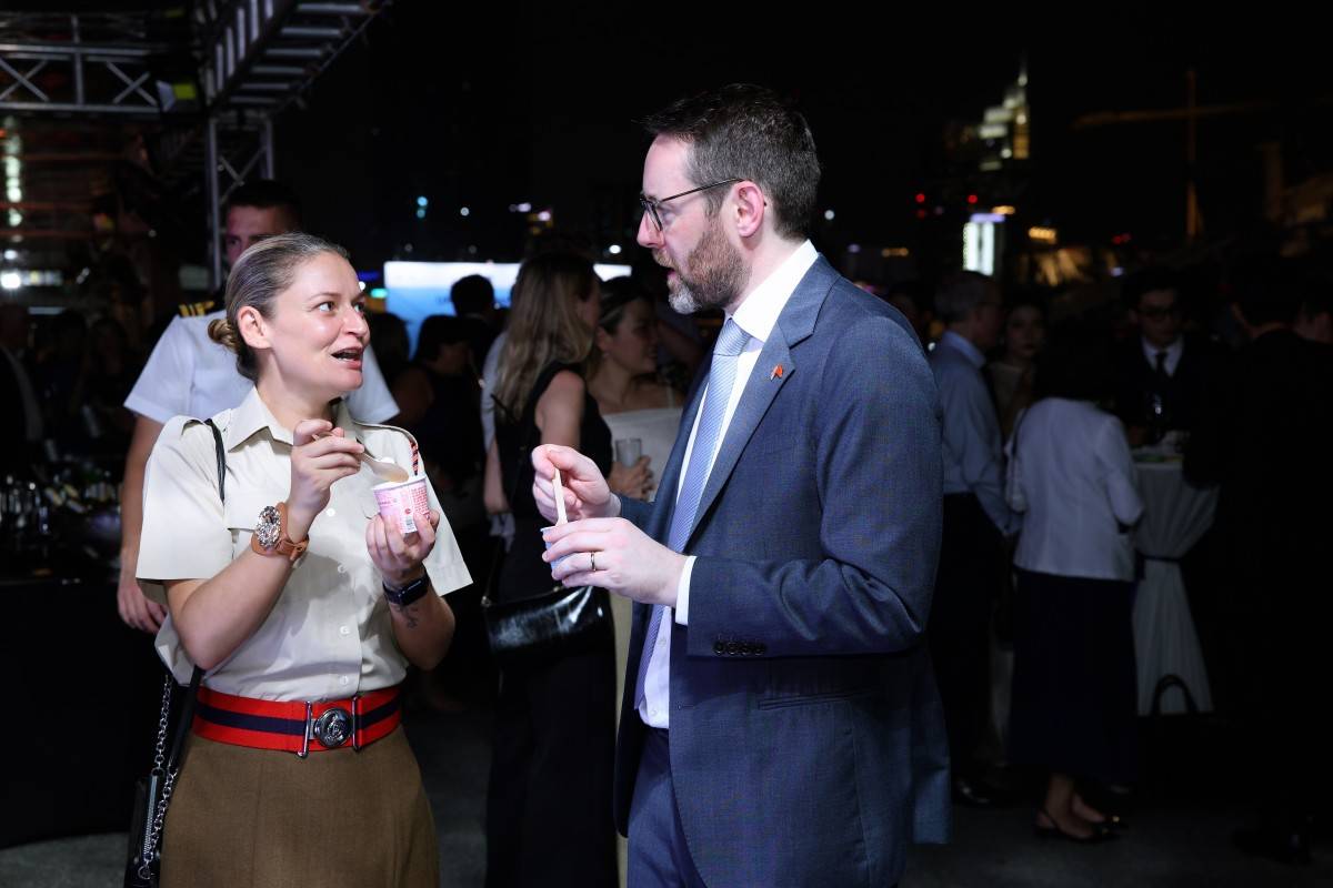 Ảnh 4: Trong không gian của một sự kiện ngoài trời, các sản phẩm kem gelato Vinamilk là lựa chọn được săn đón nhiều nhất. Lấy cảm hứng từ món kem trứ danh của Ý, gelato chinh phục khẩu vị của nhiều khách quốc tế ngay từ cái chạm đầu tiên nhờ chất kem dẻo mềm, quyện đặc, kéo sánh (Ảnh: Nguyễn Hoàng).