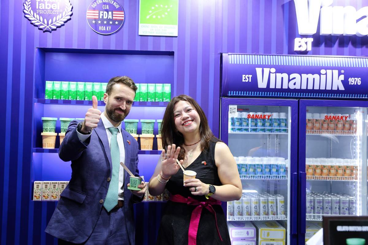 Ảnh 5: “Đây là lần đầu tiên tôi được nếm thử kem gelato của Vinamilk. Phải nói là cực kỳ ngon và sảng khoái, đặc biệt là trong những đêm thời tiết nóng thế này”, ông Sam Wood – Giám đốc mảng Xuất khẩu khu vực châu Á – Thái Bình Dương, Tổng Lãnh sự quán Anh tại TP.HCM chia sẻ (Ảnh: Nguyễn Hoàng).