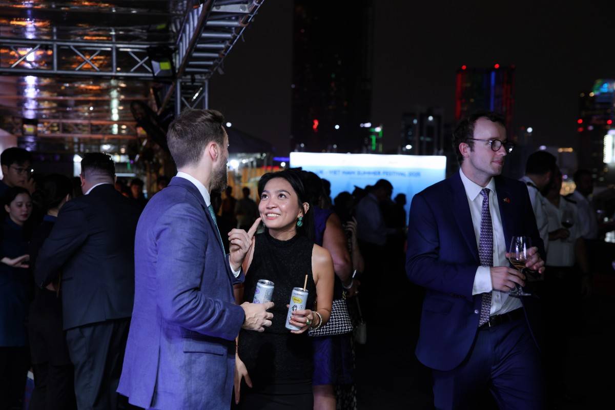 Ảnh 7: Được lên men chậm từ lá trà xanh hữu cơ theo cách ủ truyền thống trong 6 tháng dài, trà kombucha HAYĐẤY nhanh chóng lấy lòng những vị khách yêu thích đồ uống tốt cho sức khỏe (wellness drink). Hương trà ngào ngạt, lại có gaz và vị chua nhẹ ưng ý của những lon kombucha trở thành “chất xúc tác” thú vị cho những câu chuyện kết nối quốc tế. (Ảnh: Nguyễn Hoàng).