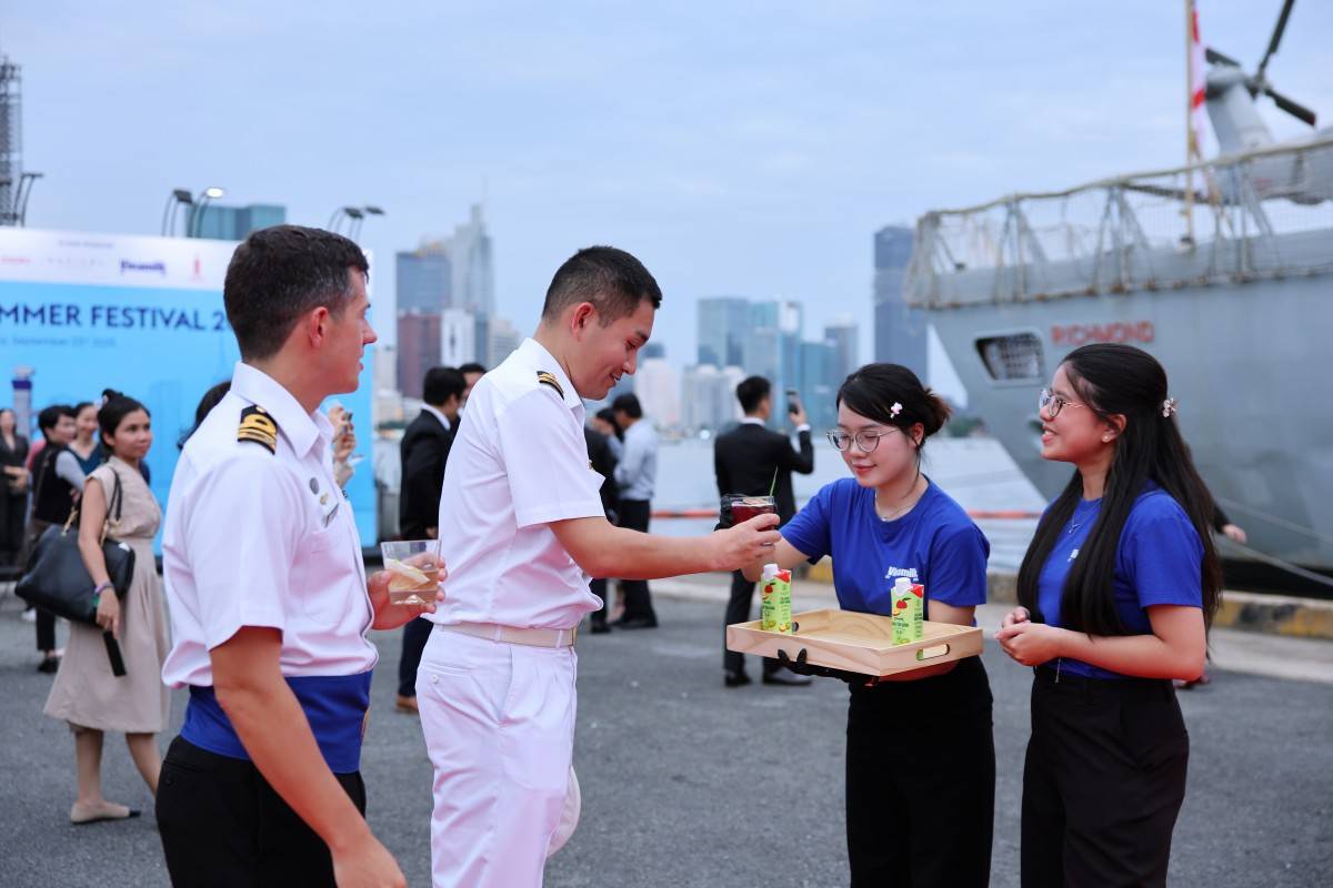 Ảnh 8: “Đắt khách” không kém là những ly mocktail của nhà Vinamilk. Các sản phẩm nước ép từ những loại trái cây nhiệt đới được biến tấu theo những công thức độc đáo để giữ trọn hương vị tươi mát, trở thành dư vị khó quên trong lòng thực khách quốc tế (Ảnh: Nguyễn Hoàng)./.