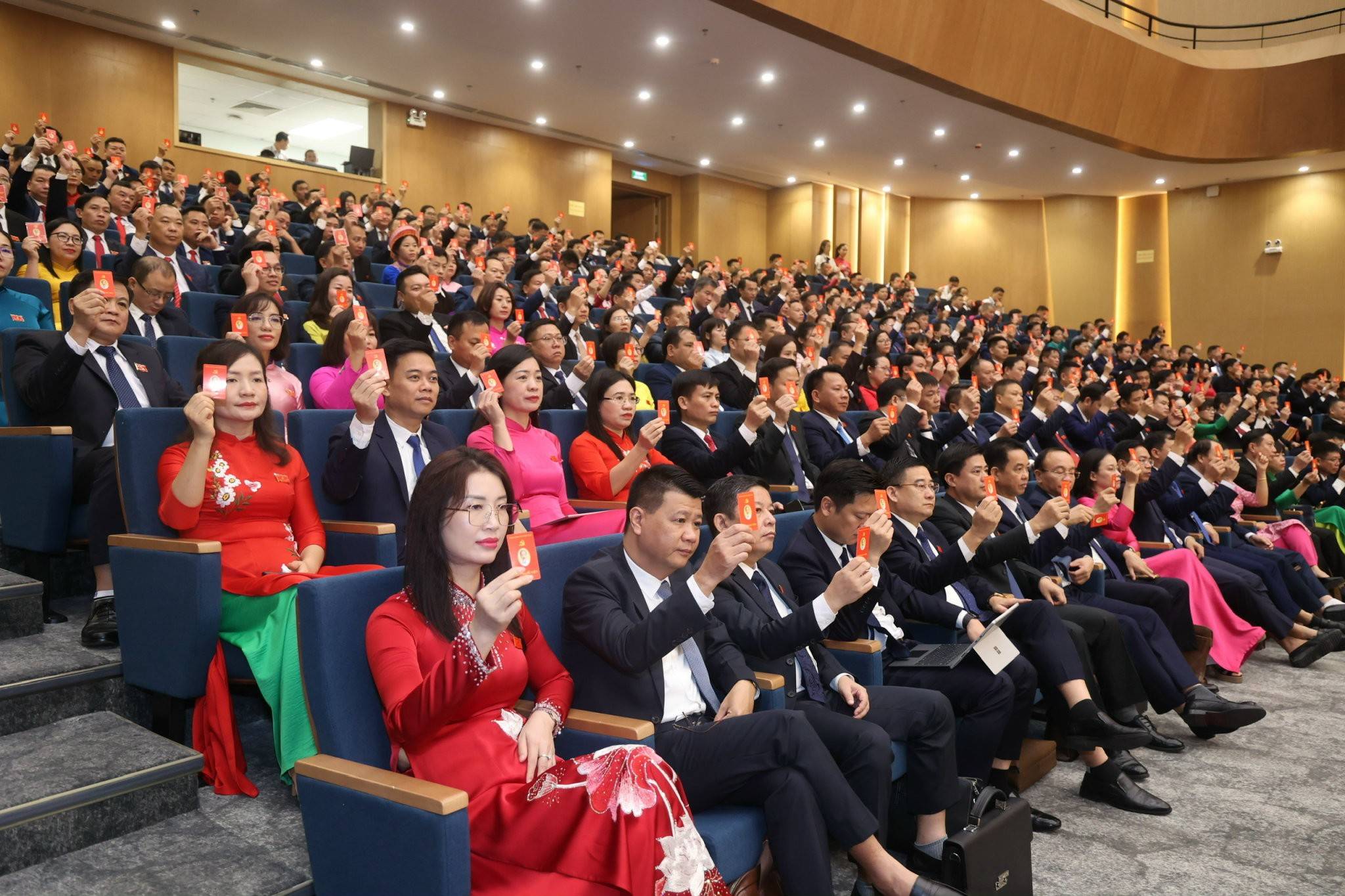 Các đại biểu tham dự Đại hội biểu quyết các nội dung tại phiên trù bị