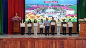 Tây Ninh: Xã Tân Trụ tuyên dương hơn 130 học sinh trúng tuyển Đại học