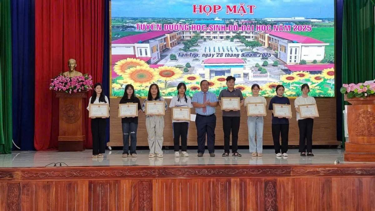 ơn 130 học sinh trúng tuyển Đại học năm 2025 đã được UBND xã Tân Trụ 