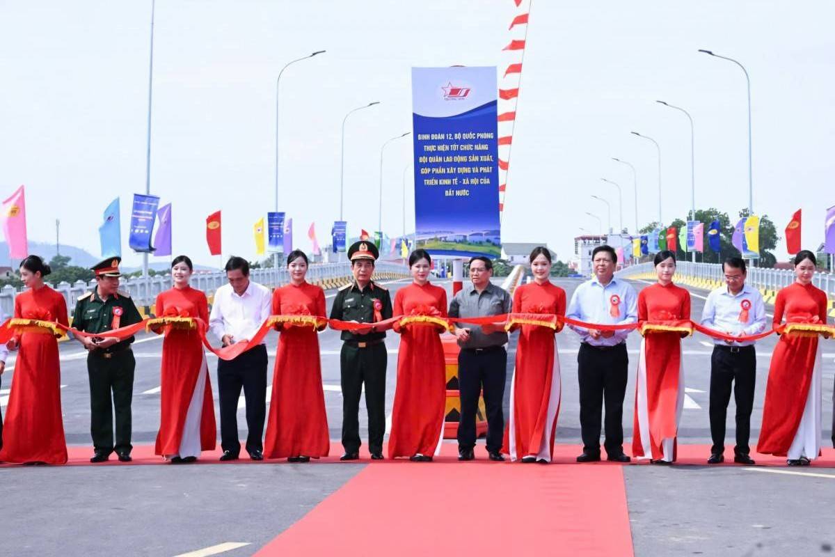 Thủ tướng Phạm Minh Chính dự lễ khánh thành cầu Phong Châu mới sau 9 tháng thi công