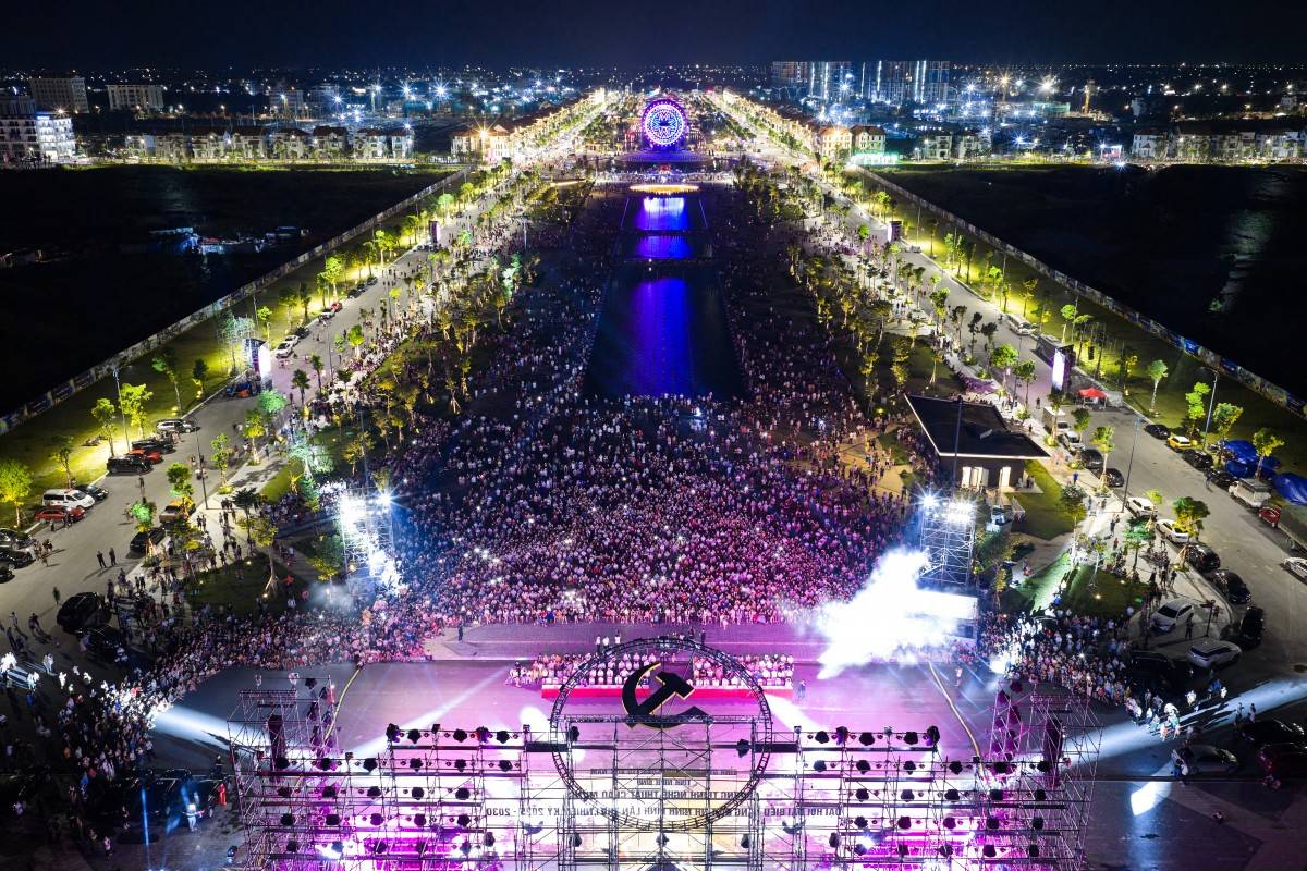 Hàng nghìn người dân và du khách tham dự chương trình nghệ thuật đặc biệt mừng Lễ Khánh thành và gắn biển các dự án, công trình trọng điểm