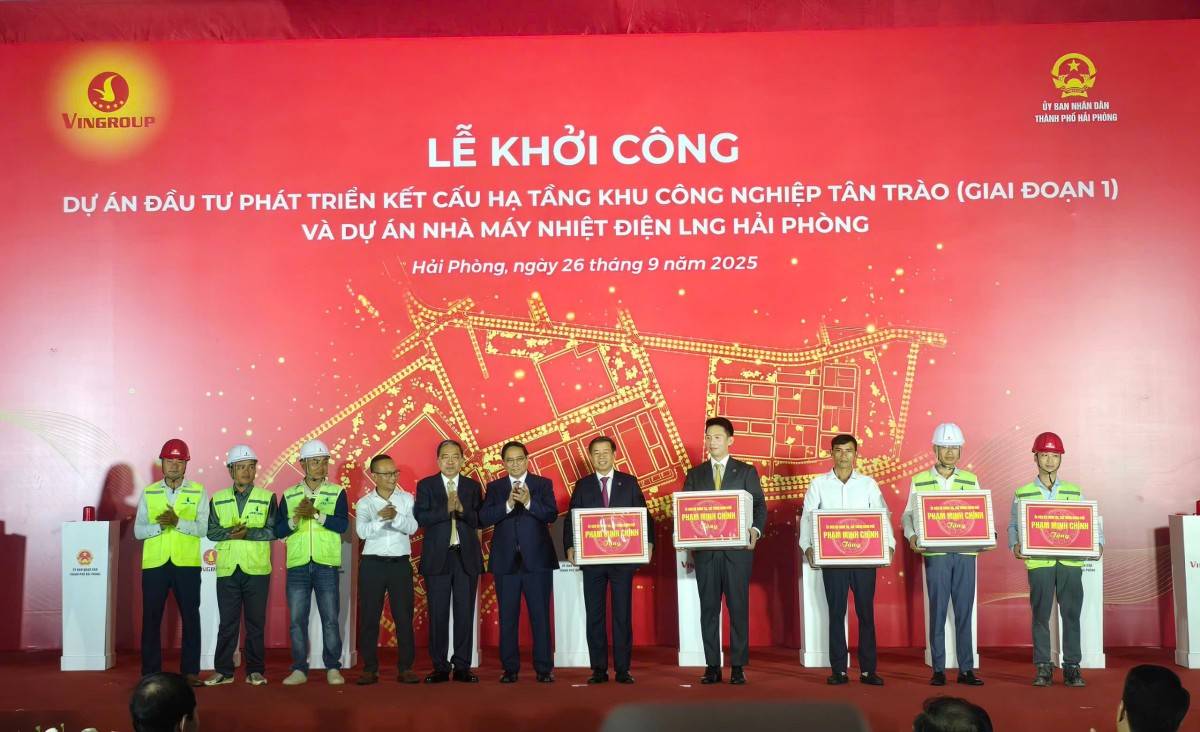 Thủ tướng trao quà tặng tới đại diện Doanh nghiệp