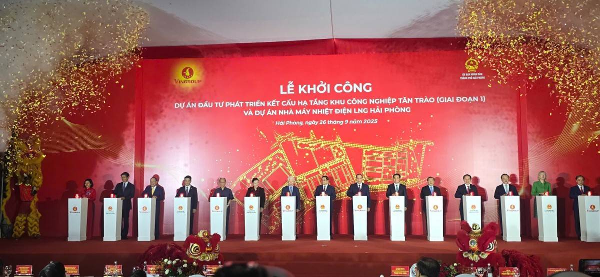 Các đại biểu nhấn nút khởi công