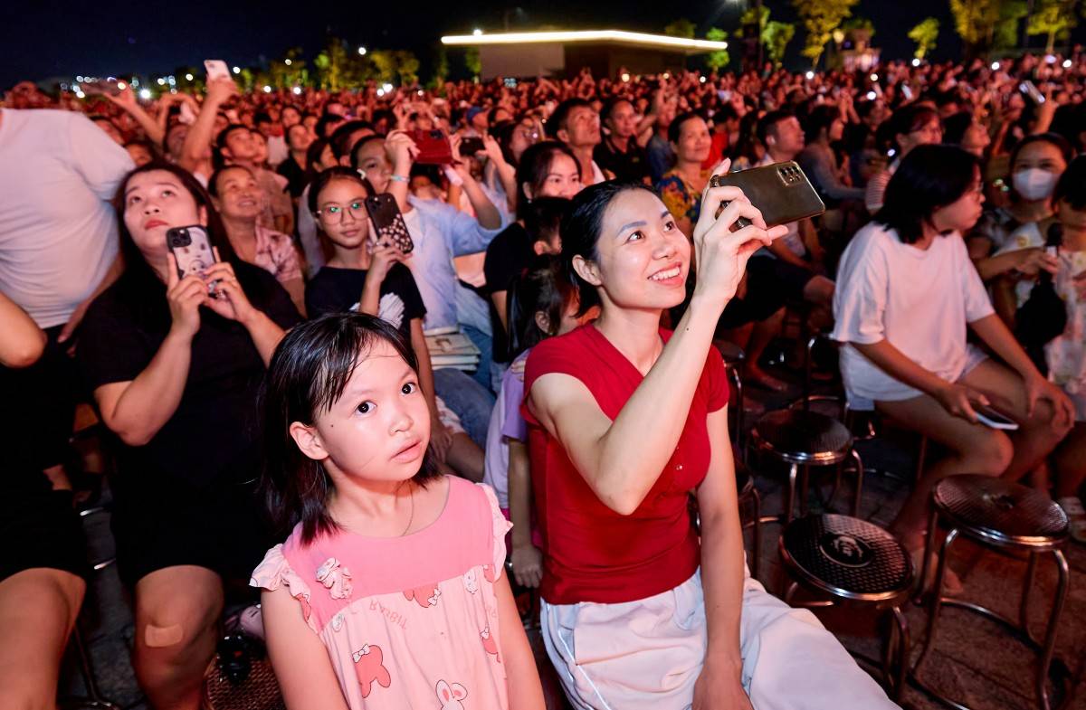 Hàng nghìn du khách, người dân háo hức xem chương trình từ đầu đến cuối