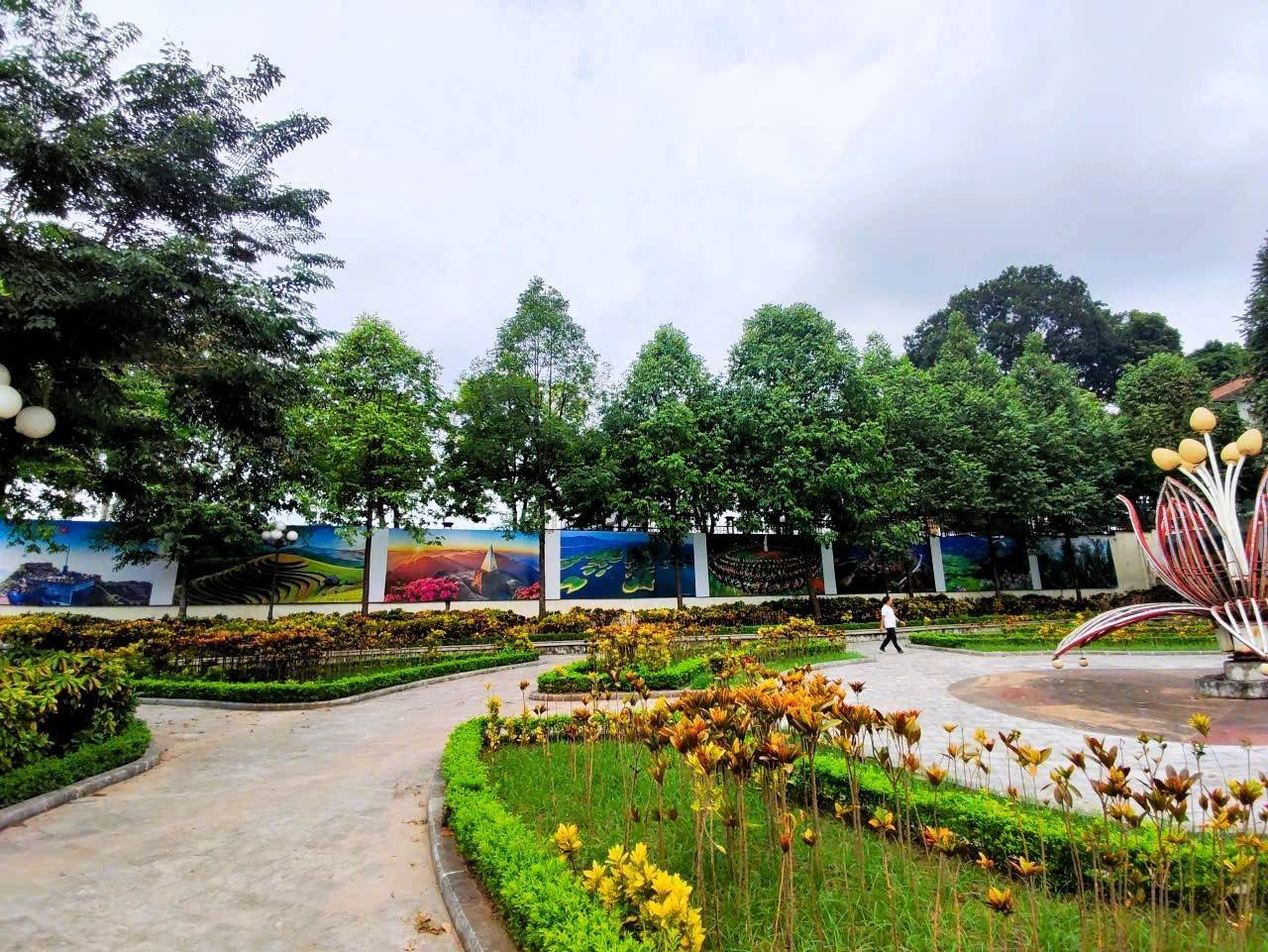 Triển lãm ảnh “Đất và Người Lào Cai” chào mừng Đại hội đại biểu Đảng bộ tỉnh lần thứ I