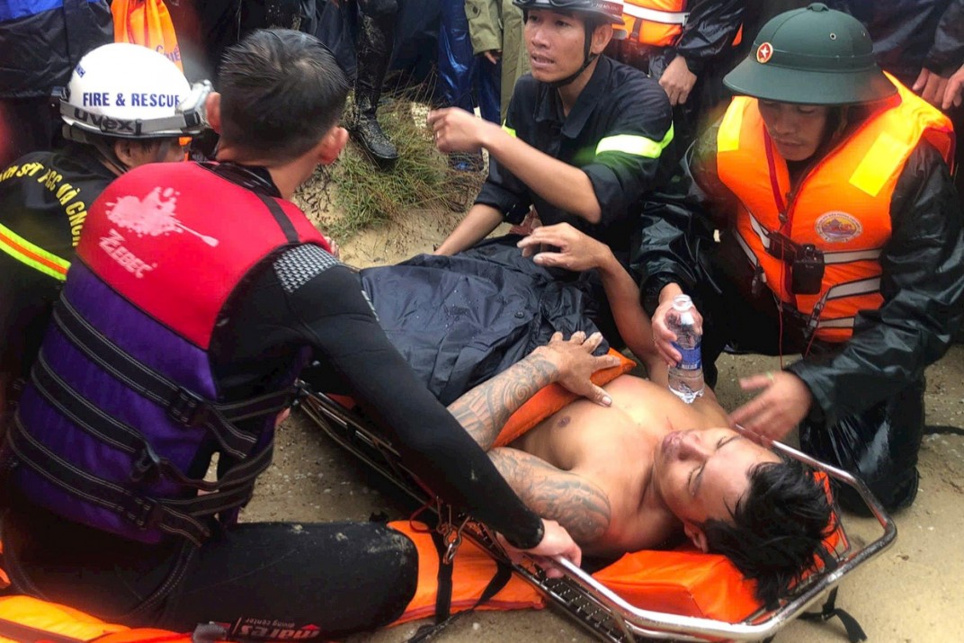 Quảng Trị: Khẩn trương cứu hộ 2 tàu cá gặp nạn tại Cửa Việt, 2 thuyền viên còn mất tích