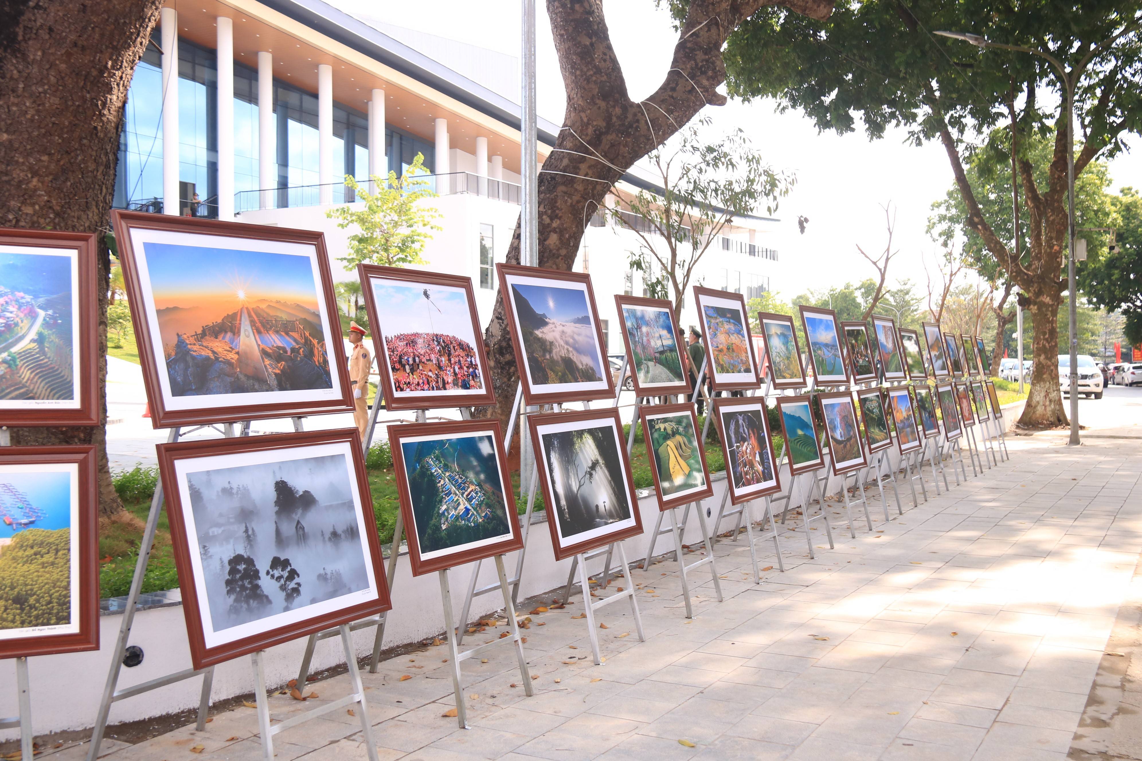 Các bức ảnh được lựa chọn để trưng bày tại Trung tâm Hội nghị tỉnh và khu vực phố đi bộ Hào Gia