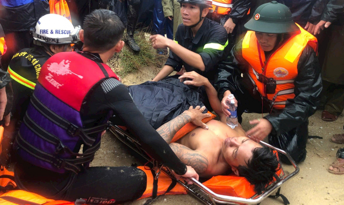 Quảng Trị: Khẩn trương cứu hộ 2 tàu cá gặp nạn tại Cửa Việt, 2 thuyền viên còn mất tích