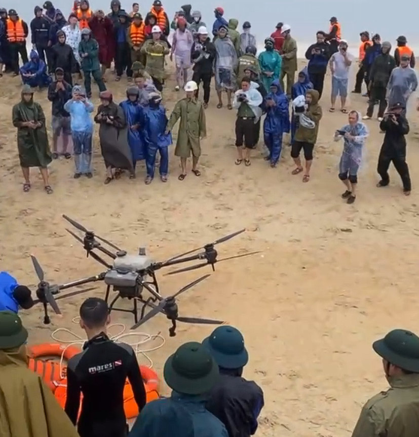 Quảng Trị: Khẩn trương cứu hộ 2 tàu cá gặp nạn tại Cửa Việt, 2 thuyền viên còn mất tích