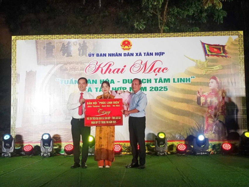 Các bản hội trao quà cho trẻ em nghèo trên địa bàn xã