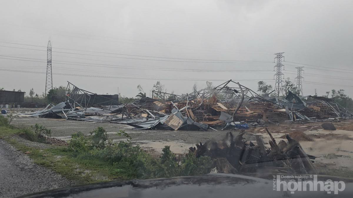 Bão số 10 quần thảo nhiều giờ, nhiều tỉnh miền Trung “tan hoang”