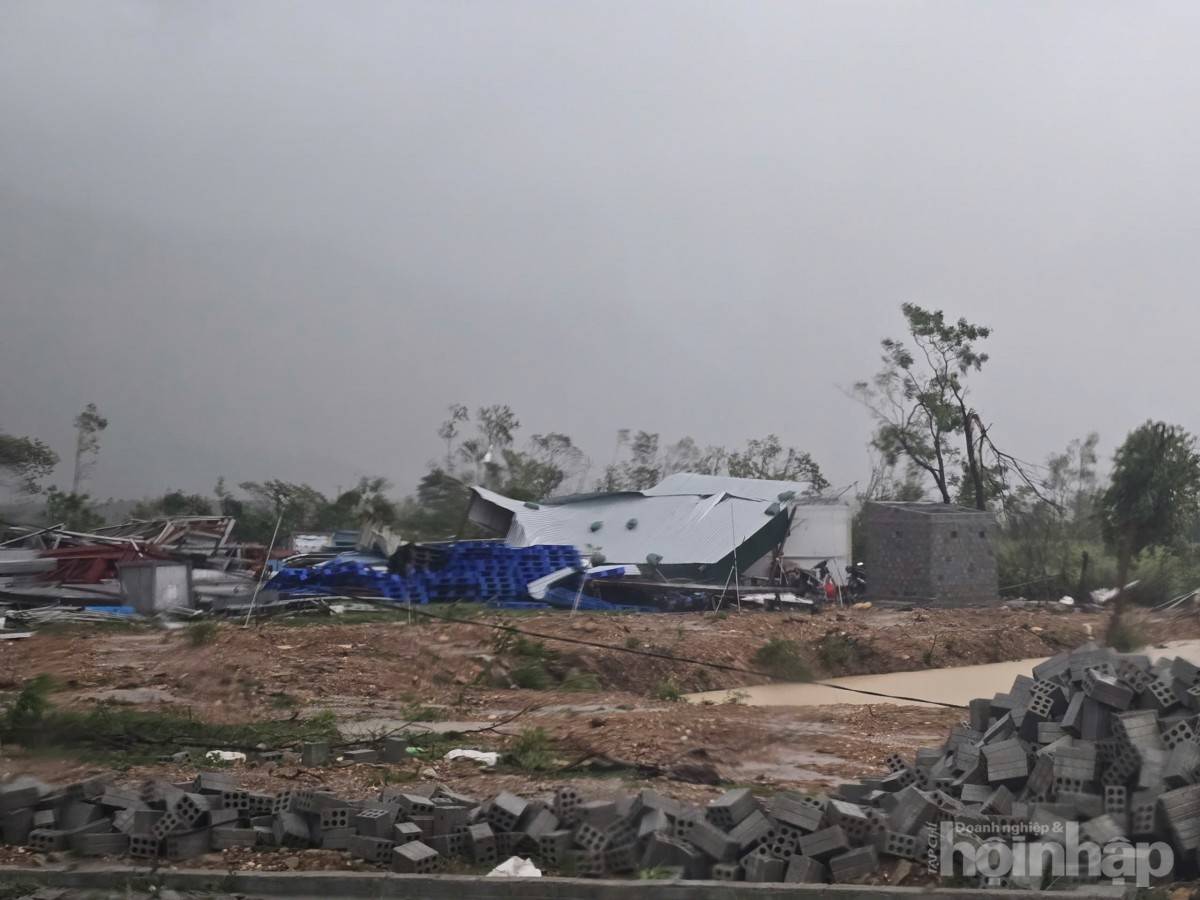 Bão số 10 quần thảo nhiều giờ, nhiều tỉnh miền Trung “tan hoang”