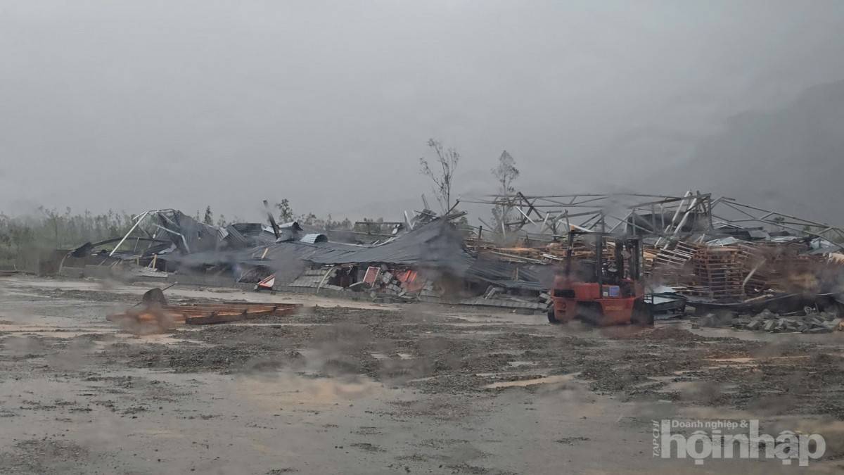 Bão số 10 quần thảo nhiều giờ, nhiều tỉnh miền Trung “tan hoang”